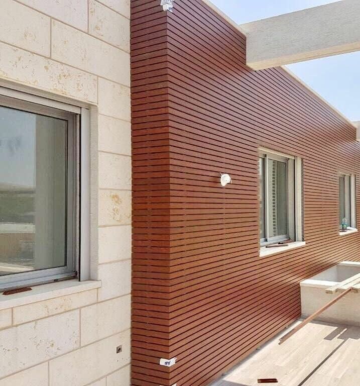 קיר חוץ בחיפוי פרופילי אלומיניום דמוי עץ
