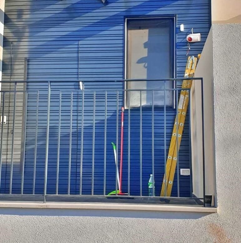 חזית בחיפוי אלומיניום בגוון RAL כחול
